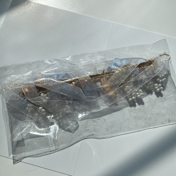 Dainty Wire Bracelet Corsage / Bracelet with Dusty Blue Flowers and Pearls - Picture 4 of 6